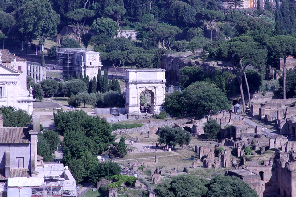 The Titus Arch with the Palatine Hill in the background.